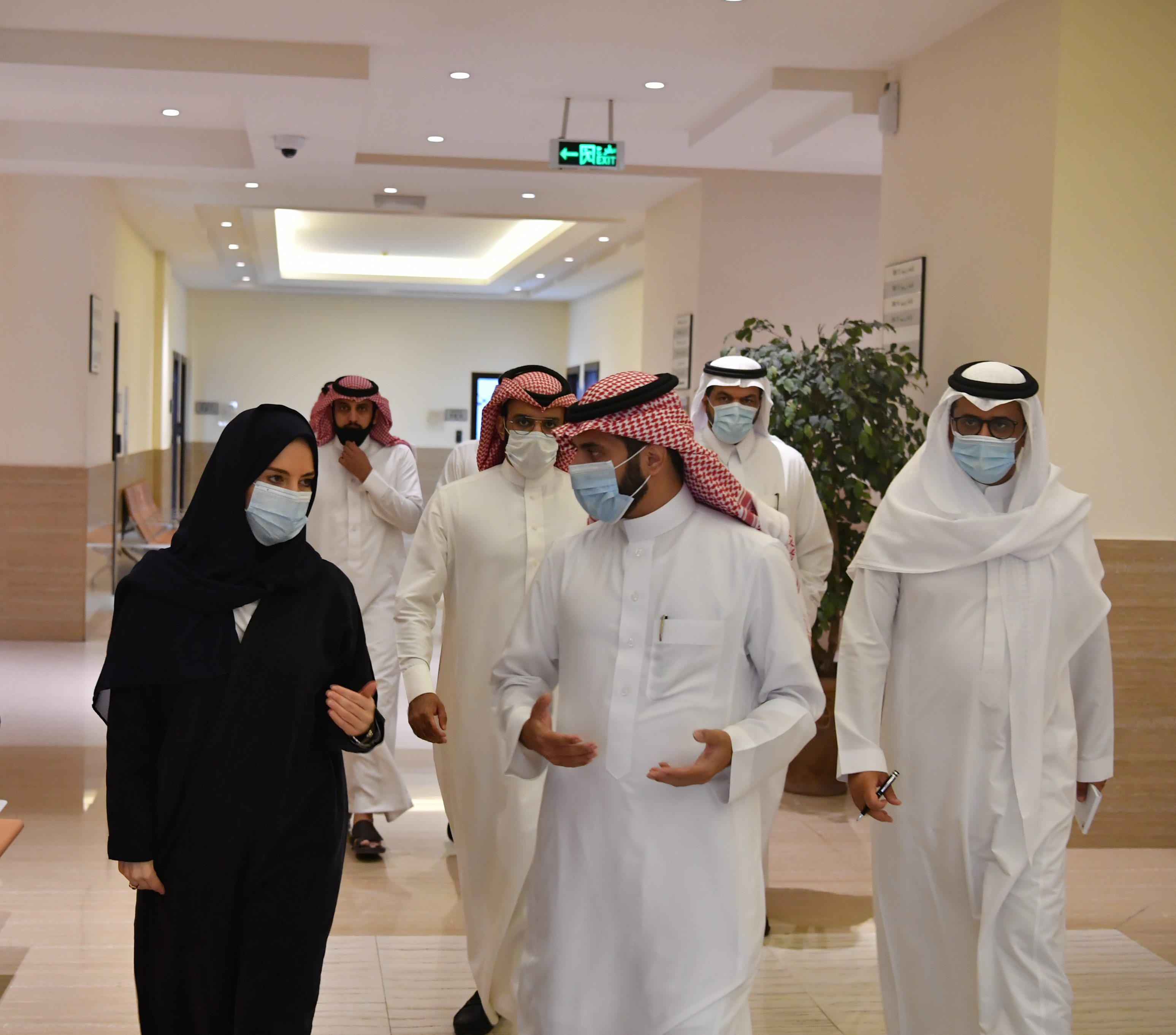 رئيسة الجامعة السعودية الإلكترونية تقوم بجولة تفقدية وتطلع على كافة تجهيزات وإجراءات استقبال الطلبة لأداء اختباراتهم